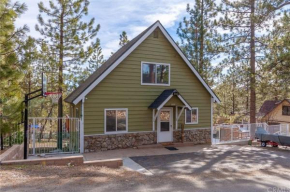 Sweet Retreat - Spectacular little hideaway, cozy family getaway near the lake!